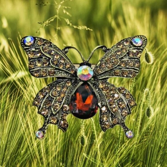 Butterfly brooch pin with brown crystals vintage look design in antique gold - Picture 5 of 8